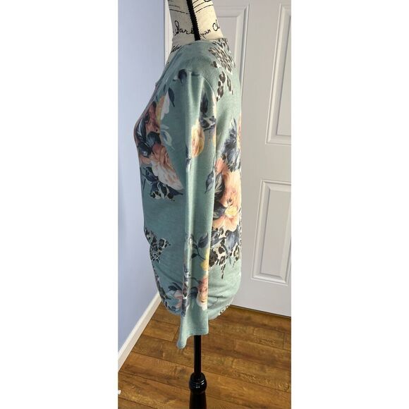 Lime & Chili Women’s M Long Sleeve Floral and Animal Print Sweater Light Blue wi - Picture 3 of 7